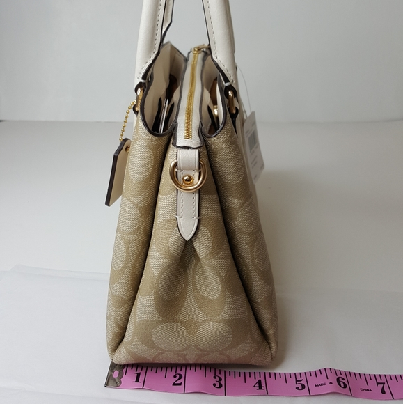 Coach signature c crossbody bag. - Picture 3 of 8